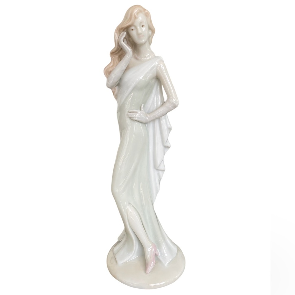 VINTAGE TALL WOMAN PORCELAIN